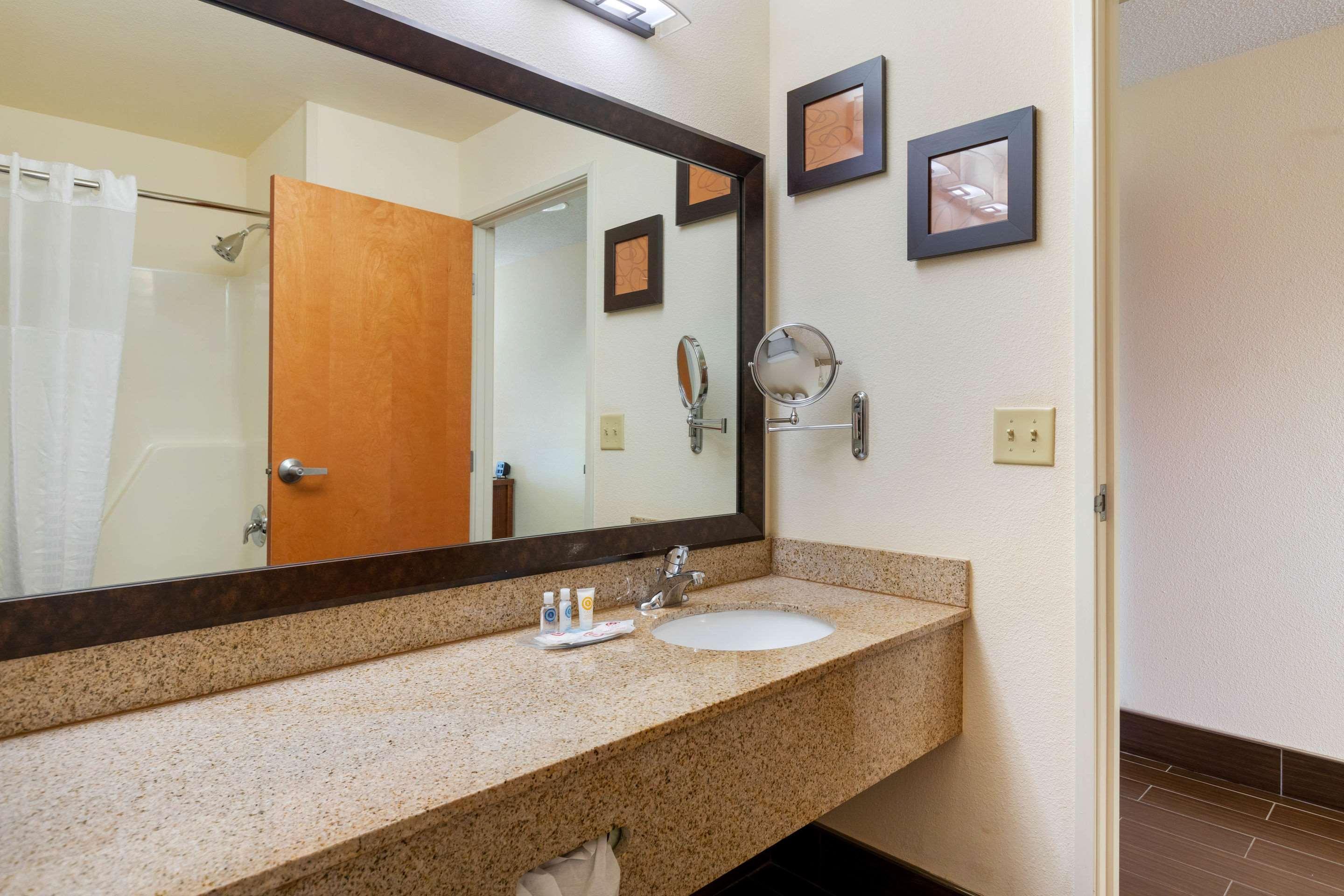 Comfort Suites Stevensville - St Joseph Ngoại thất bức ảnh